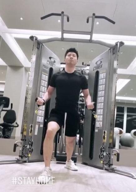 何超莲|做定赌王女婿？何超莲深夜晒窦骁健身视频，两人疑似同居