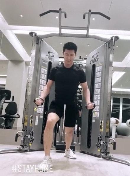 何超莲|做定赌王女婿？何超莲深夜晒窦骁健身视频，两人疑似同居