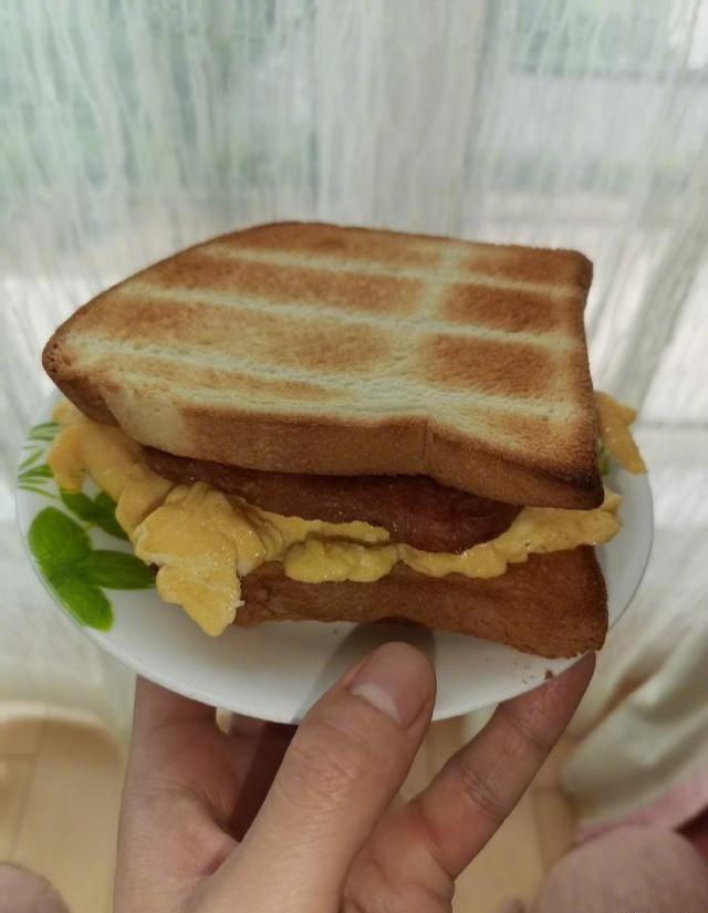 何超莲|做定赌王女婿？何超莲深夜晒窦骁健身视频，两人疑似同居