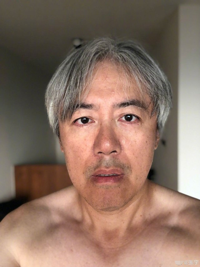 著名歌手张宇隐退两年罕见露面满头白发面容憔悴像老了十岁