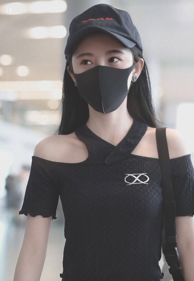 鞠婧祎机场大秀露肩上衣疑似回应其垫肩行为,身材曲线惹人羡慕