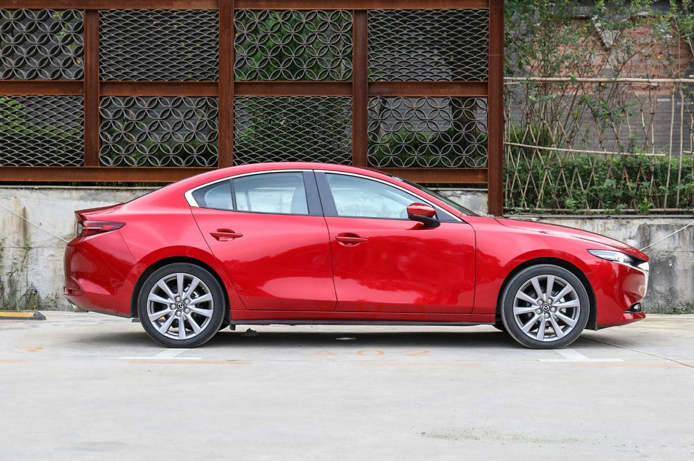 马自达昂克赛拉2.5t海外上市,看到价格,国内车友不淡定了