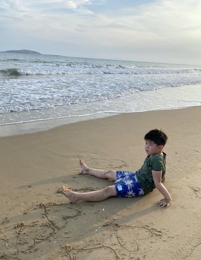 安吉|沙溢零点为儿子庆生，安吉长高到妈妈下巴，胡可坦言吵架吵不过他