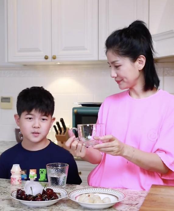 安吉|沙溢零点为儿子庆生，安吉长高到妈妈下巴，胡可坦言吵架吵不过他