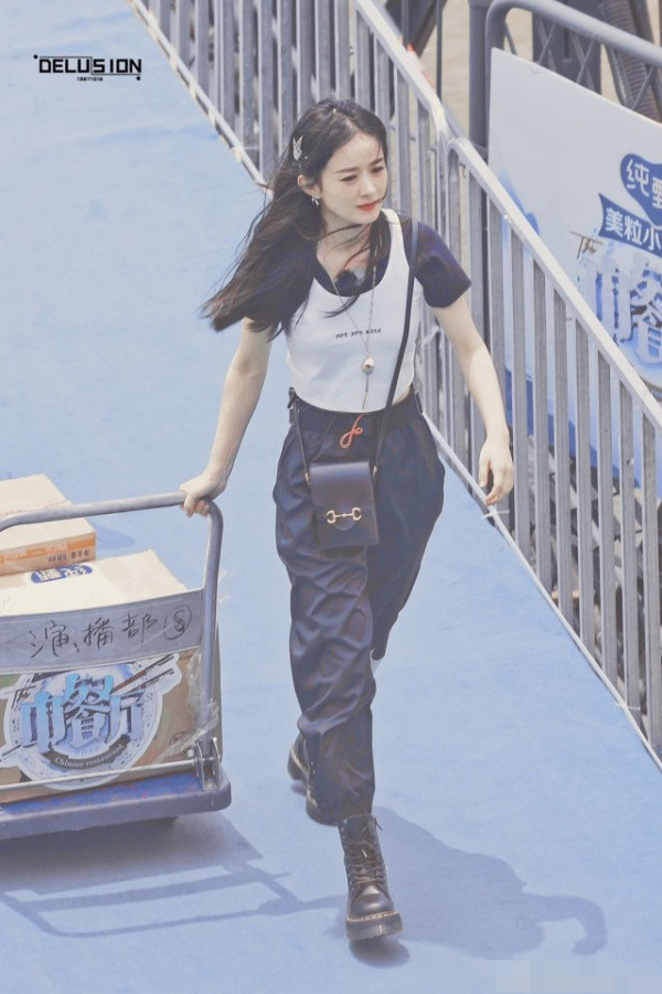 赵丽颖|赵丽颖《中餐厅》最新路透：工作累到双手扶腰，表情痛苦硬撑工作