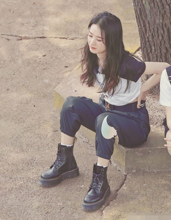 赵丽颖|赵丽颖《中餐厅》最新路透：工作累到双手扶腰，表情痛苦硬撑工作