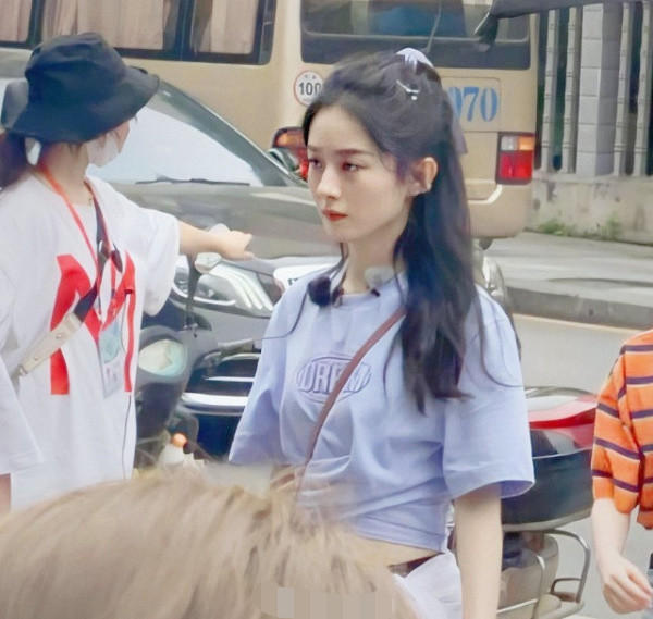 赵丽颖|赵丽颖《中餐厅》最新路透：工作累到双手扶腰，表情痛苦硬撑工作