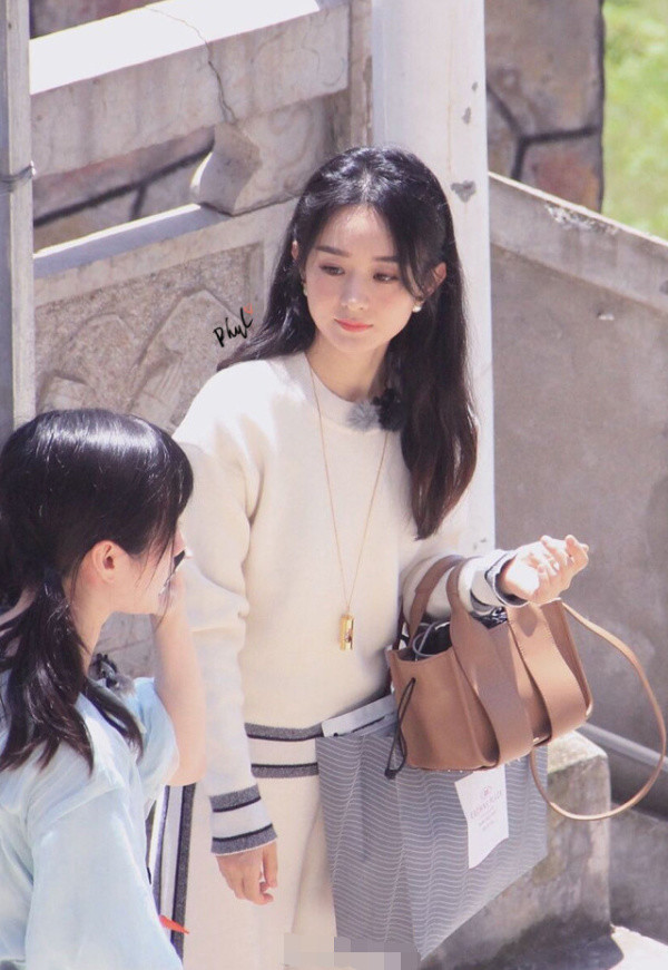 赵丽颖|赵丽颖《中餐厅》最新路透：工作累到双手扶腰，表情痛苦硬撑工作