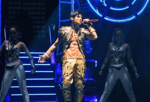 周杰伦|王力宏晒健身照，43岁身材依然壮硕，周杰伦看后投来羡慕的目光