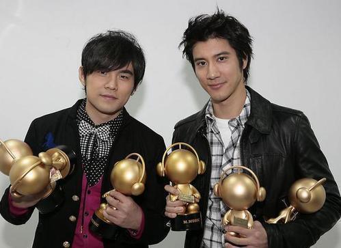 周杰伦|王力宏晒健身照，43岁身材依然壮硕，周杰伦看后投来羡慕的目光