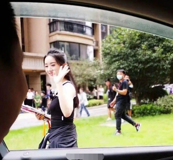 赵丽颖|赵丽颖《中餐厅》最新路透：工作累到双手扶腰，表情痛苦硬撑工作