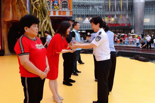 昨天交广网女主持人获得了这个荣誉