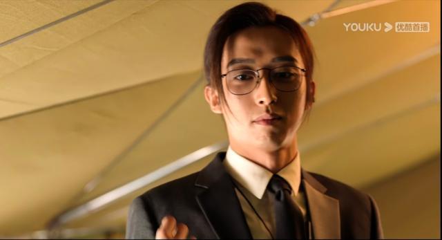 刘丧化身张起灵的超级迷弟,趁张起灵睡觉偷拍照片,开口闭口偶像偶像的