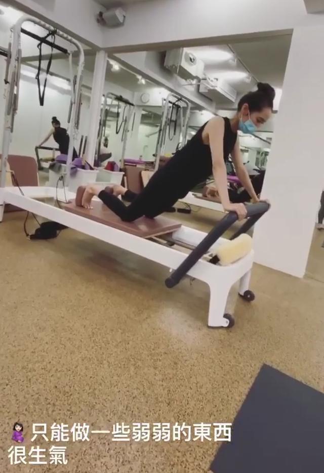 余文乐|余文乐娇妻怀二胎还不忘健身，戴着口罩做运动，四肢依然纤细