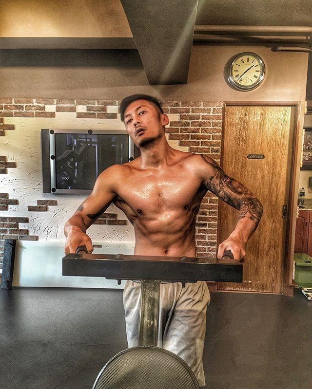 余文乐|余文乐娇妻怀二胎还不忘健身，戴着口罩做运动，四肢依然纤细