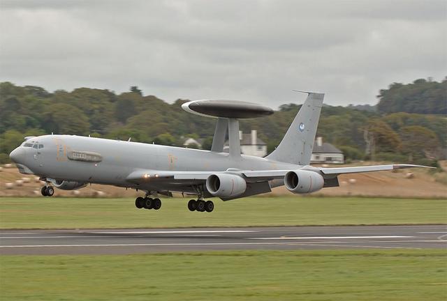 法国航母预警机竟然还要外购没错吹牛的军工自主不过是虚伪的面具