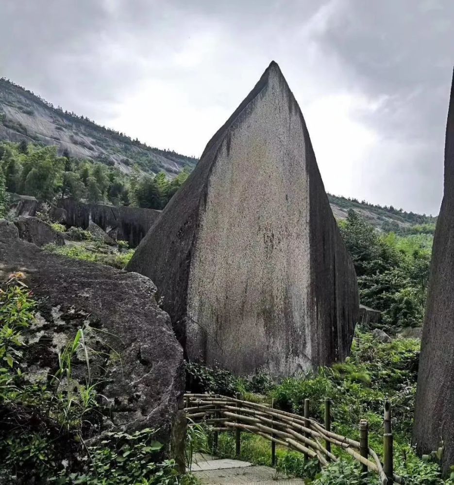 看過崇木凼的古森林,走過統溪河上晃晃悠悠的吊橋,我來到時珍園和藥王