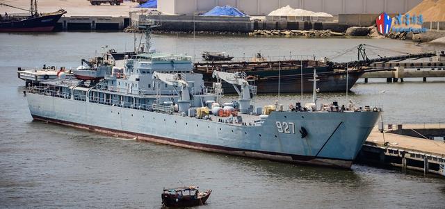 的072两栖坦克登陆舰已于当天退出了现役,它们分别是927云台山舰和929