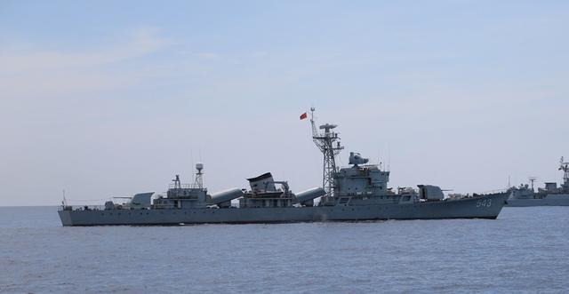 053h1护卫舰,它们的服役年龄都很大了,543丹东舰35年;553韶关舰也35年
