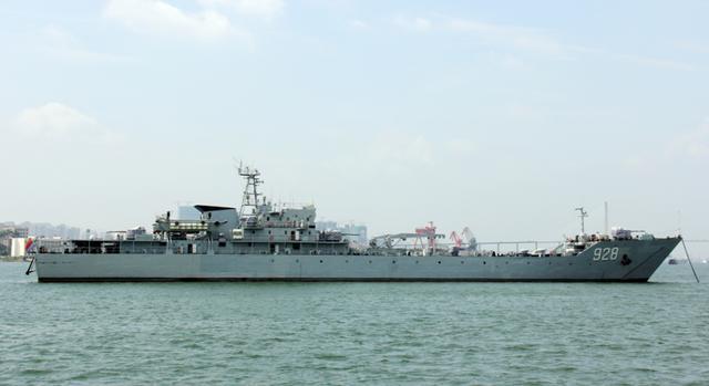 如072两栖坦克登陆舰中的二号舰928五峰山舰,其实它也不年轻了,今年也