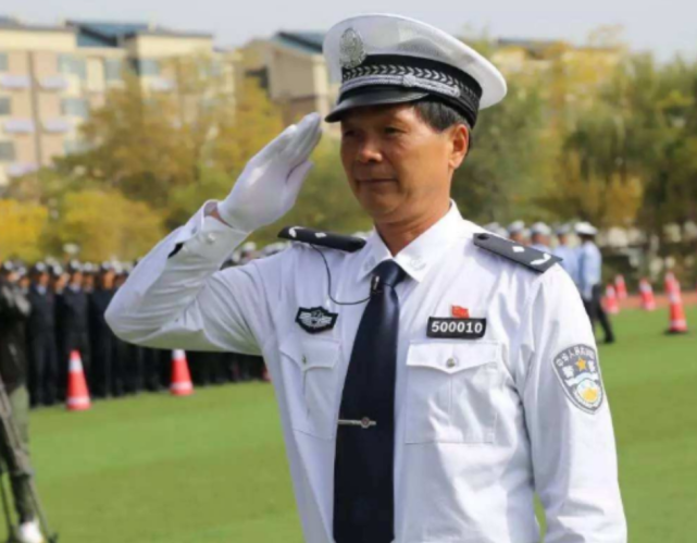 中国警察白衬衫图片