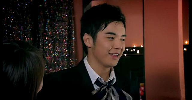 2008年,出演首部电视剧《加油网球王子,饰演黑羽.