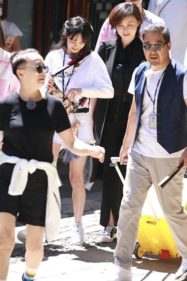 郑爽录节目满面笑容状态佳向宋丹丹乖巧挥手与黄灿灿秀腿争艳