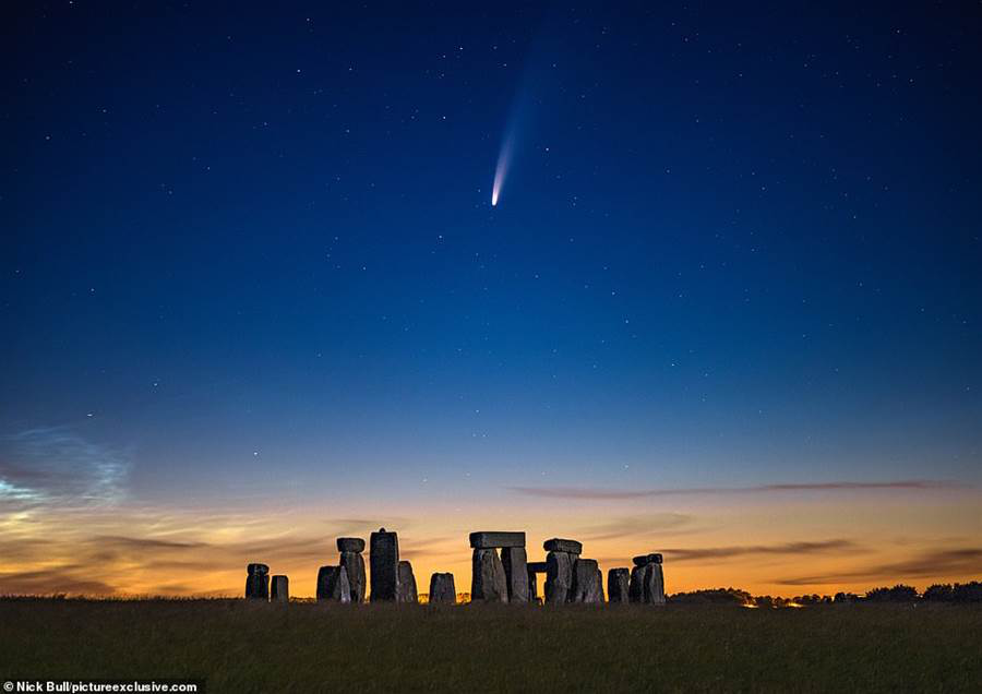 壮观奇景!距地球百万英里彗星划过地球的天空,观星者可肉眼观测