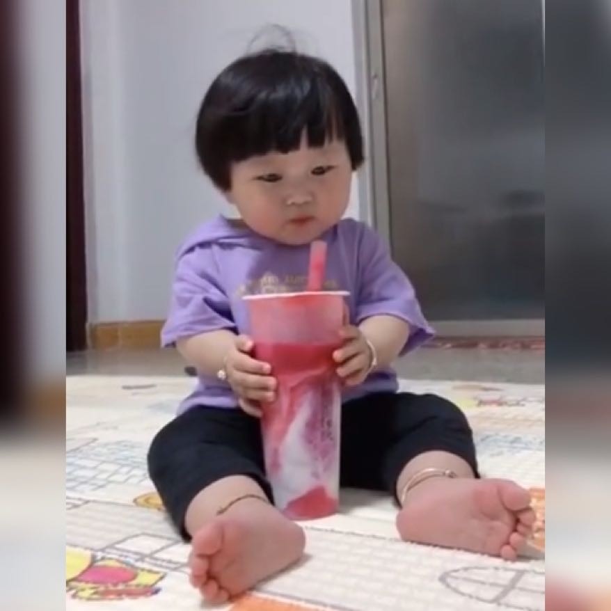 萌娃喝相当于半个身高的奶茶萌翻网友:感觉两杯奶茶就是娃的身高