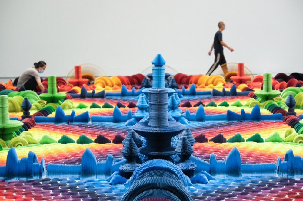 今日美术馆|网红纸艺术作品来了！160平米的缤纷花海、伸缩自如的石膏像……