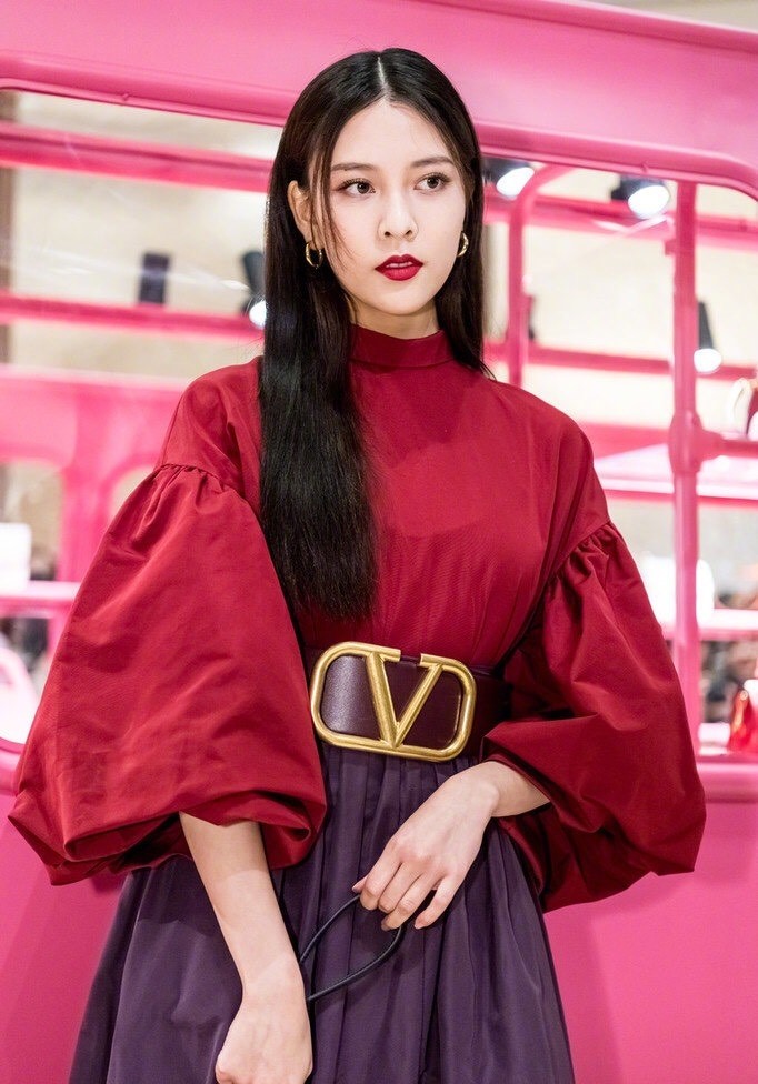 樱草黄色的生动活泼,复古红色的优雅女人味,在宋妍霏的身上都能够得到