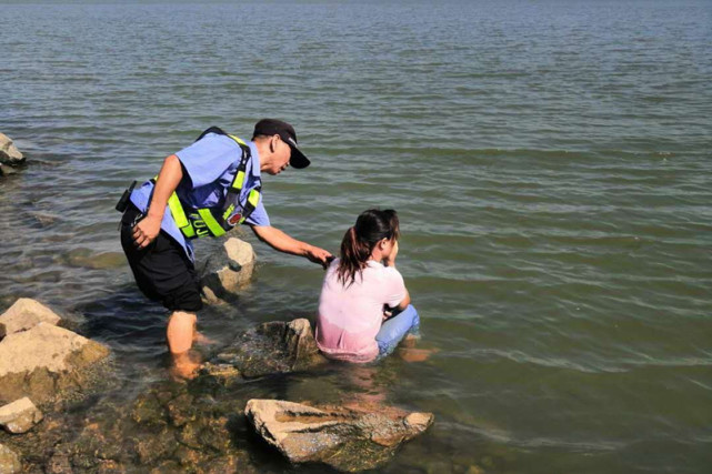 智网石排 女子疑遭传销洗脑与男友争吵欲投江轻生 网格员及时劝导息事端 邓汉辉 石排镇 智网 横山村