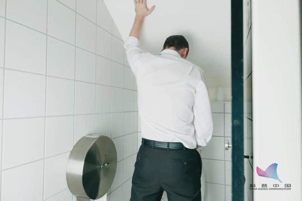 尿液|注意！上完厕所最好看一眼，尿液出现这几种颜色要当心了！