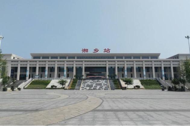 湘乡一中前身是湘乡中学堂,2009年,与湘乡三中合并组建新的湘乡一中
