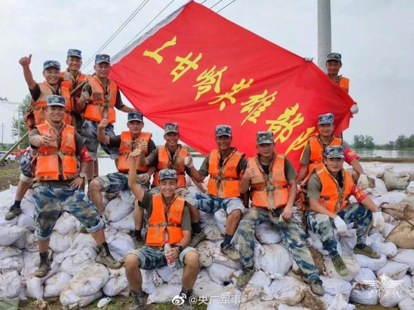 空降兵|暖心后续！皮肤科专家为抗洪官兵巡诊