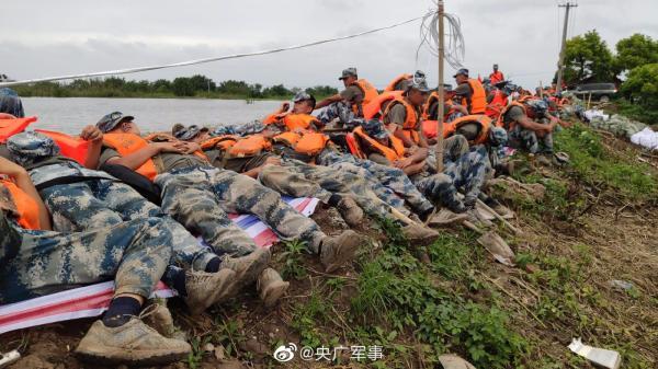 空降兵|暖心后续！皮肤科专家为抗洪官兵巡诊