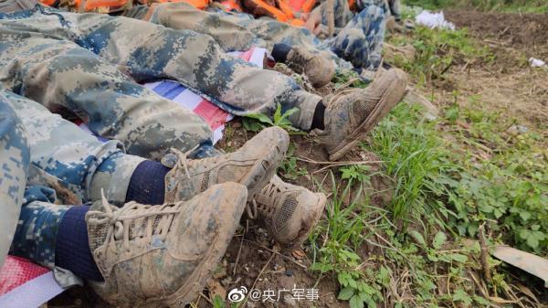 空降兵|暖心后续！皮肤科专家为抗洪官兵巡诊