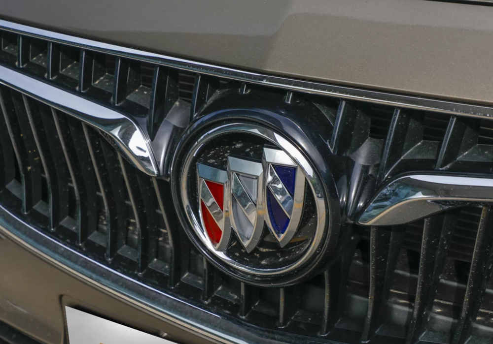 极具辨识度;车尾的双色拼接式的三角形尾灯搭配色彩各异的"盾牌"车标