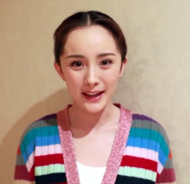 有一种"吓人"叫杨幂的发际线,头发只有薄薄一层,额头宽度快赶上脸了!