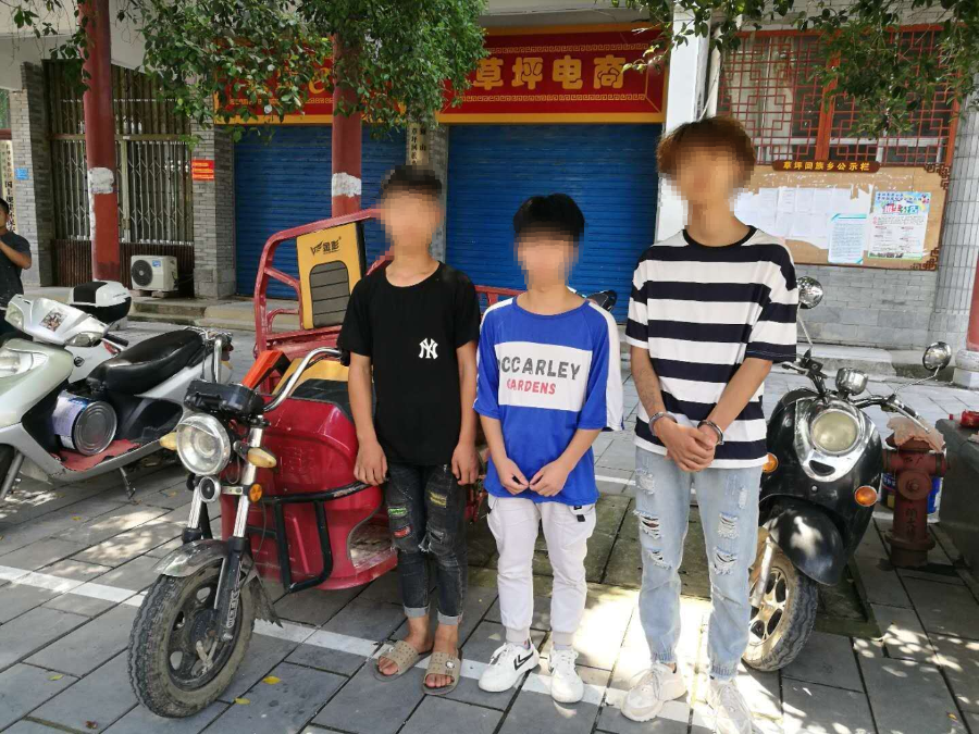 桂林四名青少年组团盗窃16个电瓶!