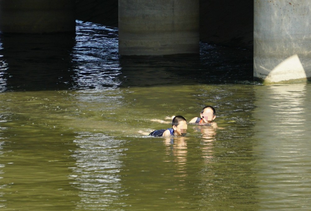 引水渠|危险！引水渠里游泳，公园湖上撞船，家长放任孩子玩水