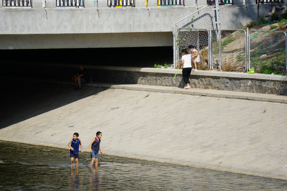 引水渠|危险！引水渠里游泳，公园湖上撞船，家长放任孩子玩水