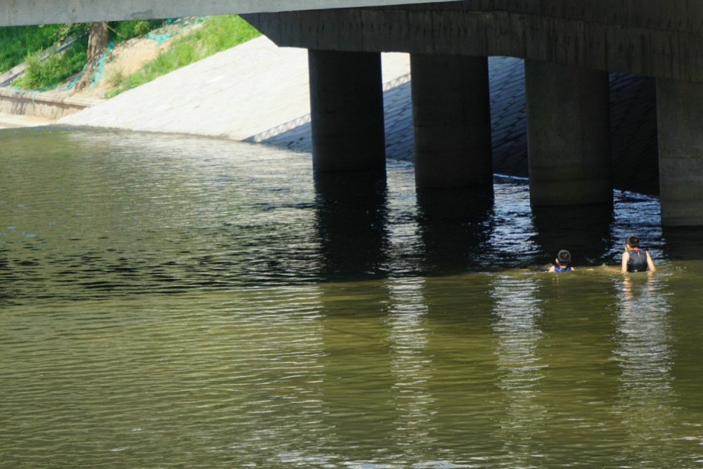 引水渠|危险！引水渠里游泳，公园湖上撞船，家长放任孩子玩水