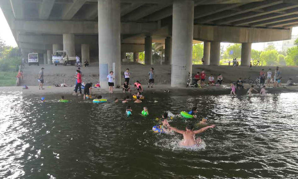 引水渠|危险！引水渠里游泳，公园湖上撞船，家长放任孩子玩水