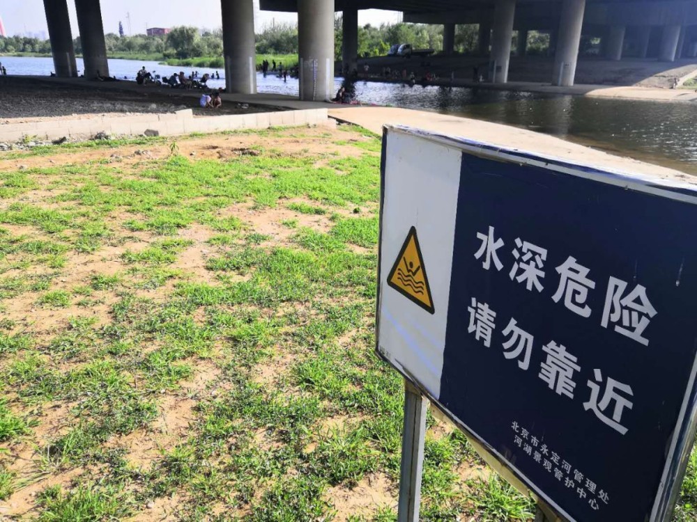 引水渠|危险！引水渠里游泳，公园湖上撞船，家长放任孩子玩水