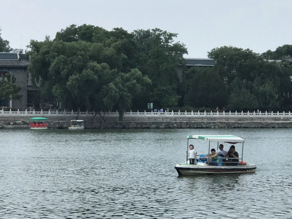 引水渠|危险！引水渠里游泳，公园湖上撞船，家长放任孩子玩水