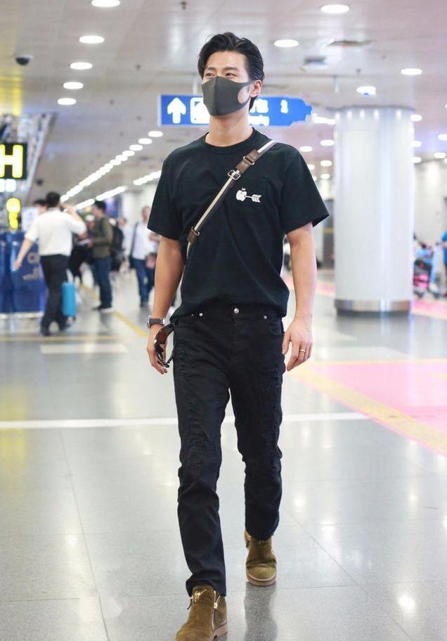 32岁窦骁约会不换衣显寒酸,29岁女友穿简约小黑裙,美得太撩人了