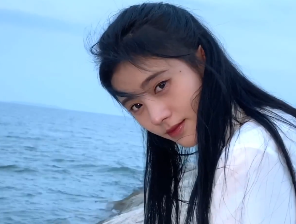 鞠婧祎|都说鞠婧祎肩窄，穿衣需垫肩，特意穿无袖上衣，看清肩宽，真实了