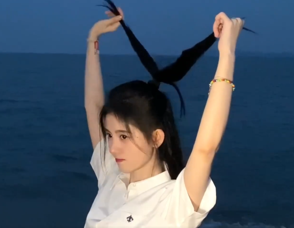 鞠婧祎|都说鞠婧祎肩窄，穿衣需垫肩，特意穿无袖上衣，看清肩宽，真实了