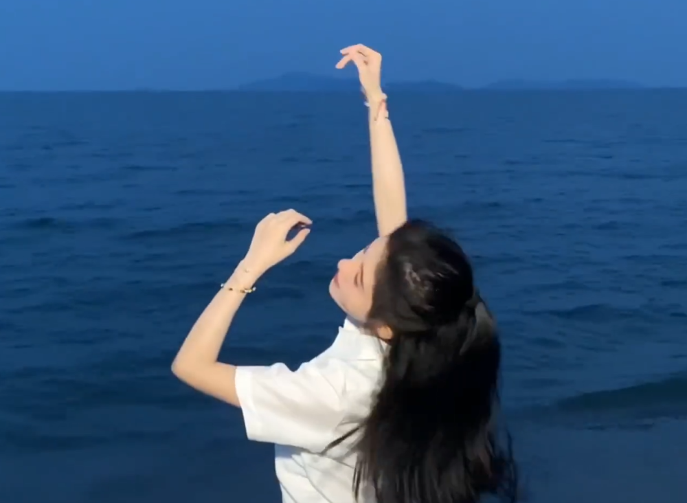 鞠婧祎|都说鞠婧祎肩窄，穿衣需垫肩，特意穿无袖上衣，看清肩宽，真实了